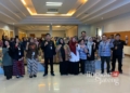 Jajaran BKKBN Jawa Tengah berfoto bersama peserta acara peluncuran program Gerakan Orang Tua Asuh Cegah Stunting (Genting) di Gedung Pertemuan Jl. Raya Pantura Km 6, Petarukan, Kabupaten Pemalang, Jawa Tengah, pada Selasa, 24 Desember 2024. (Rizky Syahrul Al-Fath/Lingkarjateng.id)