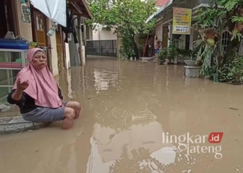 Sungai Kendal Meluap, Tujuh Kelurahan Dikepung Banjir 27 Warga bertahan di tengah banjir imbas meluapnya Sungai Kendal pada Kamis, 12 Desember 2024. (Syahril Muadz/Lingkarjateng.id)
