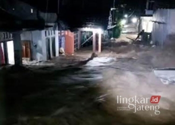 Breaking News: Banjir Bandang Terjang Desa Ngrapah Kab. Semarang Imbas Tanggul Jebol 30 Banjir bandang di Dusun Ngendo, Desa Ngrapah, Kecamatan Banyubiru, Kabupaten Semarang, merendam rumah warga setinggi 50 sentimeter pada Selasa, 10 Desember 2024, pukul 19.14 WIB. (Dok. Pribadi/Lingkarjateng.id)