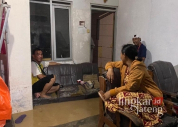 Walkot Semarang Sebut Tanggul Jebol dan Banjir di Meteseh Tanggung Jawab Pengembang 25 Salah satu rumah warga yang terdampak banjir di Kelurahan Meteseh RT 08/RW 09, Kecamatan Tembalang, Kota Semarang, pada Rabu malam, 11 Desember 2024. (Rizky Syahrul Al-Fath/Lingkarjateng.id)
