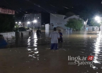 Banjir 1,5 Meter Rendam Kelurahan Meteseh Semarang, Warga Mengungsi 26 Kondisi banjir yang melanda Kelurahan Meteseh RT 08/RW 09, Kecamatan Tembalang, Kota Semarang, pada Rabu, 11 Desember 2024. (Rizky Syahrul Al-Fath/Lingkarjateng.id)