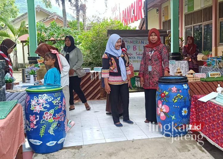 Bareng Momen Pembagian Rapor SMPN 2 Pancur Rembang Pamerkan Hasil Karya P5