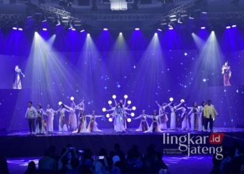 Pentaskan Drama Musikal, 516 Beswan Djarum Bawa Semangat Generasi Muda Indonesia 26 Para Beswan Djarum angkatan 2023/2024 saat mementaskan pagelaran Malam Dharma Puruhita berupa drama musikal dan tari bertajuk "Gugah Jiwa Nusantara" di Marina Convention Center, Semarang, Jawa Tengah, baru-baru ini. (Dok. HMS/Lingkarjateng.id)