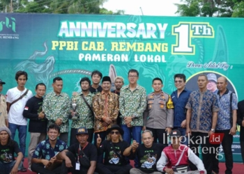 Bupati Rembang Terpilih, Harno, saat membuka pameran bonsai lokal di Halaman Gedung Haji Rembang pada Selasa, 17 Desember 2024. (Vicky Rio/Lingkarjateng.id)