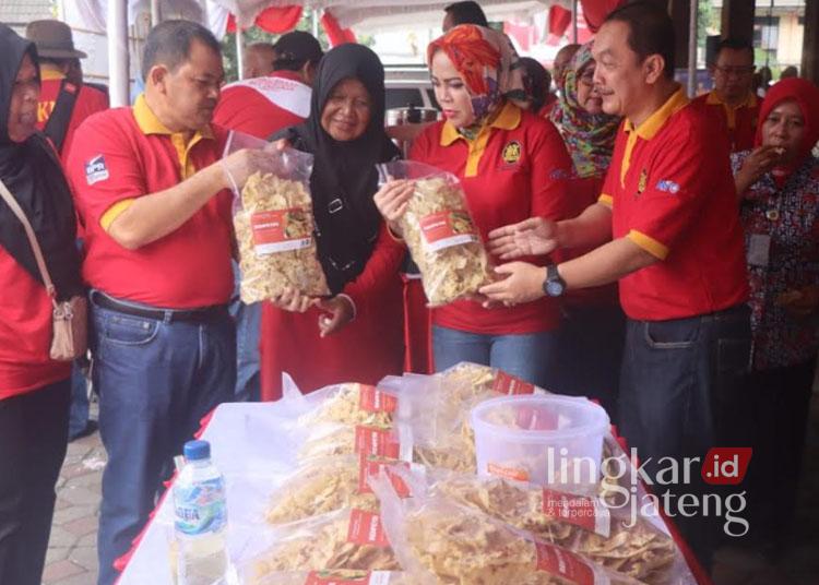 Bupati Semarang, Ngesti Nugraha (dua dari kiri), saat menghadiri kegiatan pengundian hadiah Tamades PT BPR BKK Ungaran di Pendopo Rumah Dinas Bupati Semarang pada Minggu, 8 Desember 2024. (Dok. Diskominfo Kab. Semarang/Lingkarjateng.id)