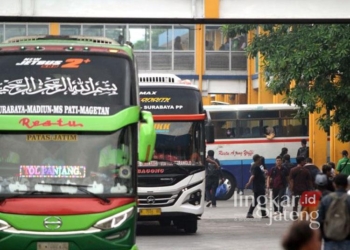 Sejumlah armada bus berjalan di Terminal Purabaya, Bungurasih, Sidoarjo, Jawa Timur, pada Sabtu, 21 Desember 2024. (ANTARA/Lingkarjateng.id)