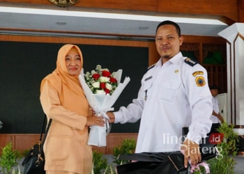 Camat Dukuhseti sekaligus Komisaris Utama Lingkar Media Group Agus Sunarko, S.STP., M.Si., saat memberi kejutan kepada istri tercinta Irma Indrasari usai peringatan HUT ke-25 Dharma Wanita Persatuan (DWP) di Pendopo Kabupaten Pati pada Rabu, 11 Desember 2024. (Mutia Parasti/Lingkarjateng.id)