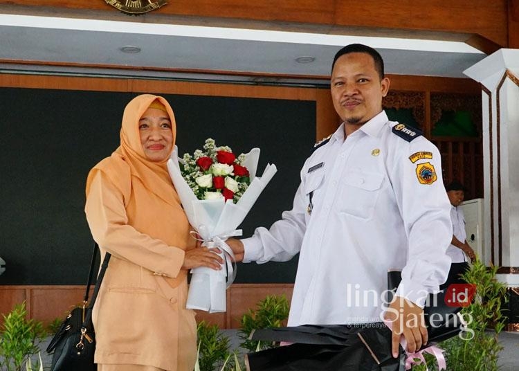 Camat Dukuhseti Agus Sunarko Beri Kejutan Istri Tercinta di Peringatan HUT ke-25 DWP se-Pati 25 Camat Dukuhseti sekaligus Komisaris Utama Lingkar Media Group Agus Sunarko, S.STP., M.Si., saat memberi kejutan kepada istri tercinta Irma Indrasari usai peringatan HUT ke-25 Dharma Wanita Persatuan (DWP) di Pendopo Kabupaten Pati pada Rabu, 11 Desember 2024. (Mutia Parasti/Lingkarjateng.id)