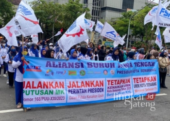 Aliansi Buruh Jawa Tengah (ABJAT) saat berunjuk rasa mengawal penetapan UMSP di Depan Kantor Gubernur Jateng pada Senin, 16 Desember 22024. (Rizky Syahrul Al-Fath/Lingkarjateng.id)