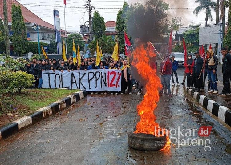 Ratusan mahasiswa yang tergabung dalam Aliansi Jepara Menggugat menggelar aksi unjuk rasa penolakan kenaikan PPN 12 persen di depan Kantor DPRD Jepara pada Senin, 30 Desember 2024. (Tomi Budianto/Lingkarjateng.id)