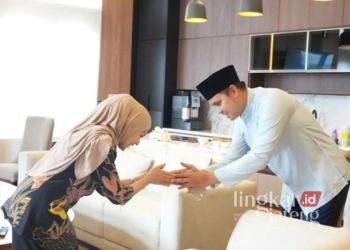 Dikunjungi Tika-Benny, Dico Bahas Program Prioritas Belum Rampung di Kendal 30 Bupati Kendal Dio M. Ganinduto (kanan) saat menerima kunjungan Dyah Kartika Permanasari di Rumah Dinas Bupati Kendal pada Jumat, 6 Desember 2024. (Dok. Pribadi/Lingkarjateng.id)