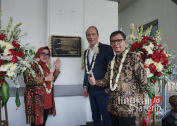 Duta Besar Prancis untuk Indonesia, Timor Leste, dan ASEAN, Fabien Penone (tengah), berfoto bersama jajaran direksi PT KAI Wisata, PT KAI Daop 4 Semarang dalam peresmian Plakat Arthur Rimbaud di Stasiun Tuntang, Kabupaten Semarang pada Sabtu, 7 Desember 2024. (Dok. KAI Daop 4 Semarang/Lingkarjateng.id)