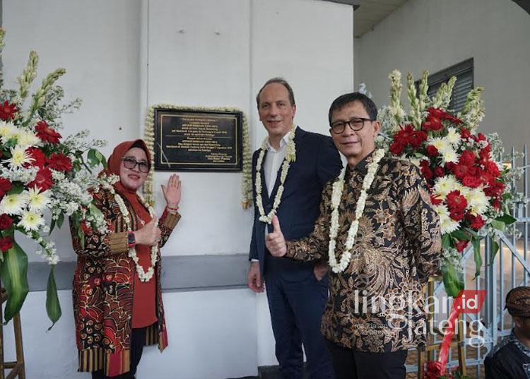 Duta Besar Prancis untuk Indonesia, Timor Leste, dan ASEAN, Fabien Penone (tengah), berfoto bersama jajaran direksi PT KAI Wisata, PT KAI Daop 4 Semarang dalam peresmian Plakat Arthur Rimbaud di Stasiun Tuntang, Kabupaten Semarang pada Sabtu, 7 Desember 2024. (Dok. KAI Daop 4 Semarang/Lingkarjateng.id)