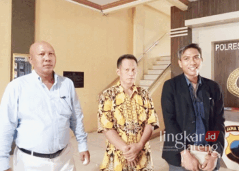 MELAPOR: Nampak kuasa hukum korban penculikan bersama warga mendatangi Mapolres Pekalongan pada Jumat, 29 November 2024. (Fahri Akbar/Lingkarjateng.id)