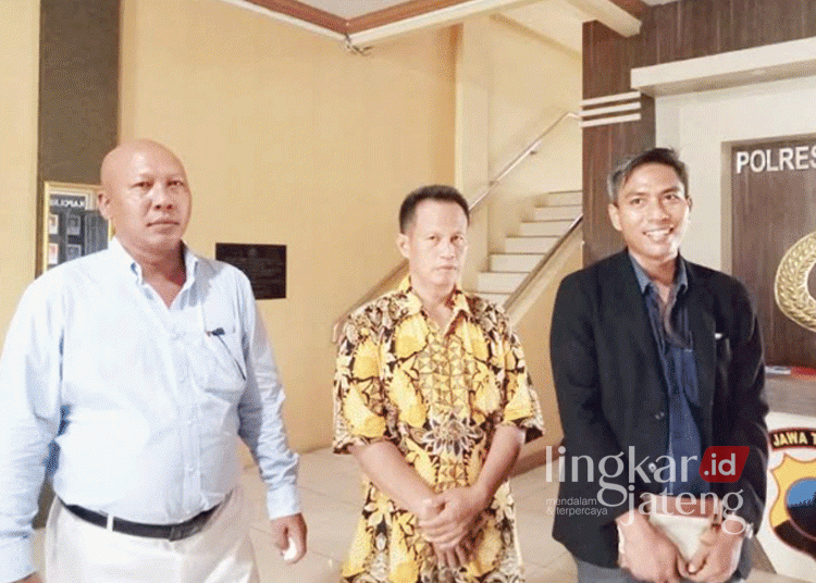 MELAPOR: Nampak kuasa hukum korban penculikan bersama warga mendatangi Mapolres Pekalongan pada Jumat, 29 November 2024. (Fahri Akbar/Lingkarjateng.id)