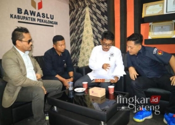 Tim kuasa hukum paslon 01, Fadia-Sukirman, menunjukan bukti dugaan pelanggaran netralitas ke Bawaslu Kabupaten Pekalongan pada Senin, 2 Desember 2024. (Fahri Akbar/Lingkarjateng.id)
