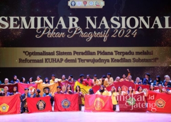 BERPOSE: Peserta seminar nasional Pekan Progresif yang digelar Badan Eksekutif Mahasiswa Fakultas Hukum Universitas Diponegoro, Semarang pada 4-9 November 2024. (BEM FH Undip/Lingkarjateng.id)