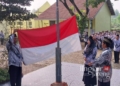 UPACARA: Guru SMPN3 Pamotan, Kabupaten Rembang menjadi petugas upacara peringatan Hari Guru Nasional pada Senin, 25 November 2024. (SMPN 3 Pamotan/Lingkarjateng.id)