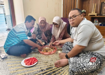 (Kiri ke kanan) Cabup Rembang Harno, Musringah istri Harno, Ning Dyah istri Gus Hanies, Cawabup Rembang Gus Hanies, saat tasyakuran makan bareng tim pemenangan pada Senin, 2 Desember 2024. (Vicky Rio/Lingkarjateng.id)