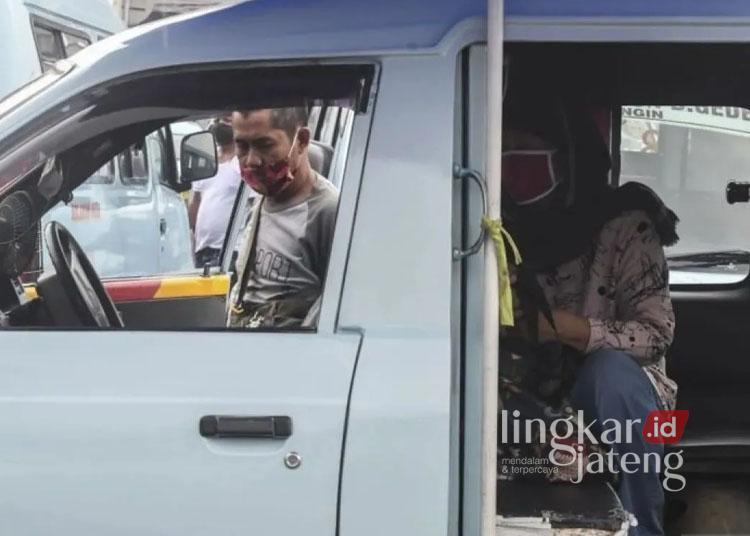 Sepi Peminat, Jumlah Angkot dan Angkudes di Jepara Menurun 25 Ilustrasi: Angkutan umum tengah menunggu calon penumpang. (ANTARA/Lingkarjateng.id)