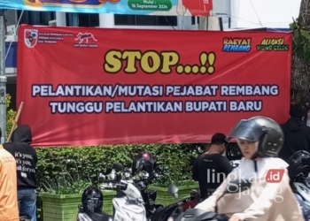 Baliho penolakan mutasi pejabat atau pelantikan pejabat baru di salah satu ruas jalan di Kabupaten Rembang. (Vicky Rio/Lingkarjateng.id)