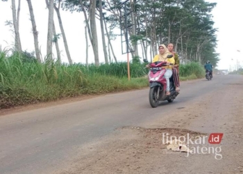 Pengendara motor melewati Jalan Gunungwungkal-Bondol milik Pemkab Pati yang mulai rusak lagi usai diperbaiki, Senin, 30 Desember 2024. (Setyo Nugroho/Lingkarjateng.id)