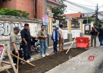Komisi C DPRD Kabupaten Kudus melakukan sidak meninjau kondisi Jalan KH. Turaichan Adjhuri yang ambles usai dibangun drainase pada Sabtu, 7 Desember 2024. (Mohammad Fahtur Rohman/Lingkarjateng.id)