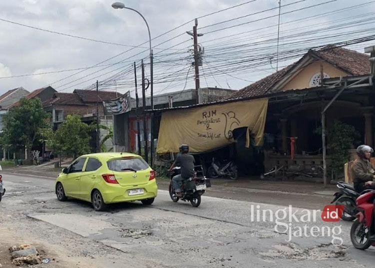 Sejumlah pengendara saat melewati Jalan Kudus-Purwodadi yang rusak dan banyak lubang pada Rabu, 18 Desember 2024. (Mohammad Fahtur Rohman/Lingkarjateng.id)