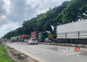 Sejumlah kendaraan sedang terjebak macet lantaran ada perawatan Jalan Pantura Demak-Kudus pada Selasa, 17 Desember 2024. (M. Burhanuddin Aslam/Lingkarjateng.id)