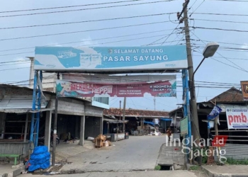 Gapura di depan pintu masuk ke Pasar Sayung, Kabupaten Demak. (M. Burhanuddin Aslam/Lingkarjateng.id)