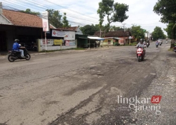 Para pengendara melewati ruas Jalan Blora-Ngawen yang aspalnya sudah rusak. (Dok. Pribadi/Lingkarjateng.id)