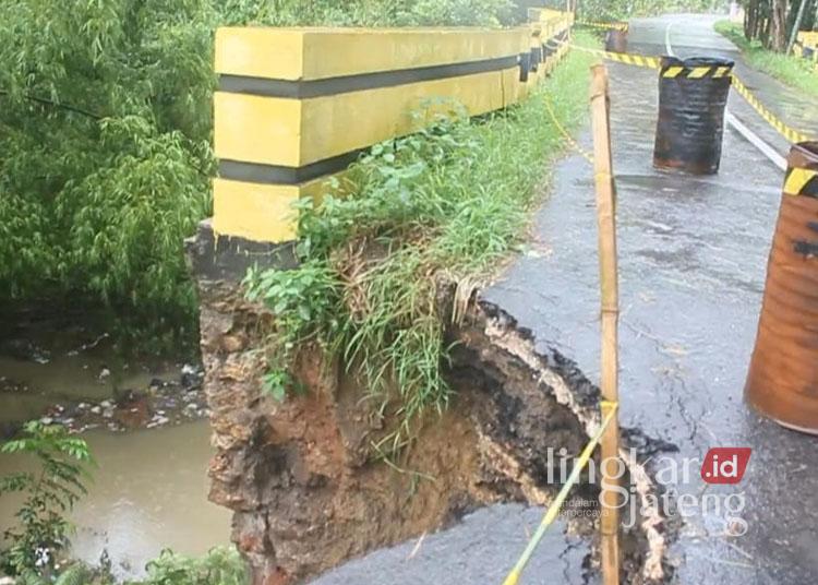 Jembatan di Kalirejo, Kecamtan Banjarejo, Kabupaten Blora, longsor imbas diguyur hujan deras pada Minggu, 15 Desember 2024 lalu. (Dok. Pribadi/Lingkarjateng.id)