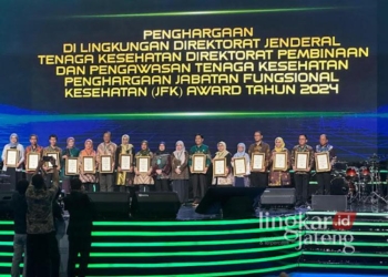 Dinkes Jepara saat menerima penghargaan jabatan fungsional kesehatan (JFK) award tahun 2024 baru-baru ini. (Tomi Budianto/Lingkarjateng.id)