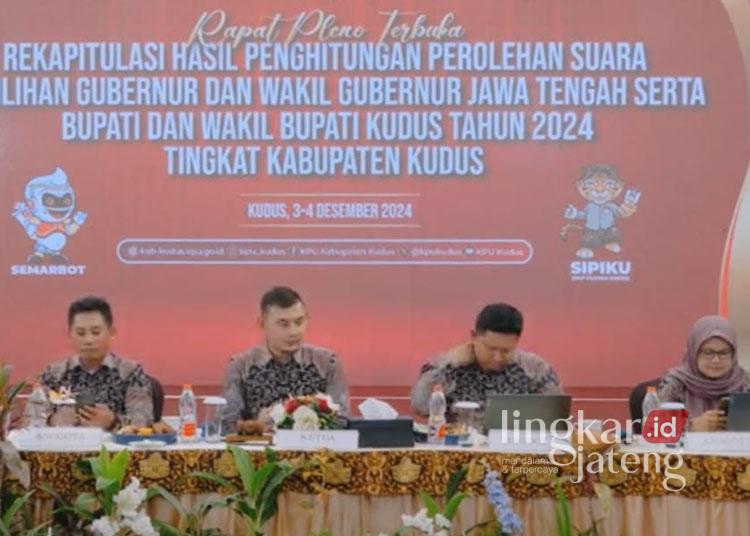 Kebut Rekapitulasi Suara, KPU Kudus Tegaskan Siap Fasilitasi Gugatan Hasil Pilkada 25 Jajaran KPU Kudus saat menggelar rapat pleno terbuka rekapitulasi hasil penghitungan perolehan suara Pilkada pada Selasa, 3 Desember 2024. (Mohammad Fahtur Rohman/Lingkarjateng.id)