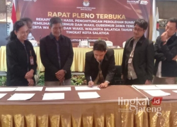 Ketua KPU Kota Salatiga, Yesaya Tiluata (tengah), menandatangani berita acara rapat pleno terbuka rekapitulasi hasil penghitungan perolehan suara Pilgub Jateng dan Pilwalkot Salatiga tingkat kota setempat pada Senin, 2 Desember 2024. (Angga Rosa/Lingkarjateng.id)