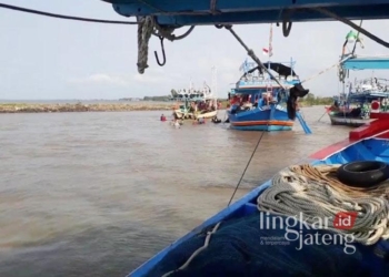 Kapal nelayan di pantai wilayah Kecamatan Rowosari, Kabupaten Kendal. (Arvian Maulana/Lingkarjateng.id)