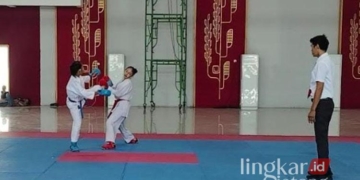 Atlet karate tingkat pelajar bertanding dalam Popda Grobogan. (Dok. Pribadi/Lingkarjateng.id)