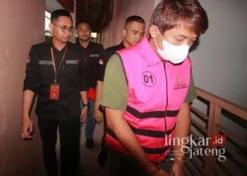 Tersangka kasus tindak pidana korupsi penyimpangan program kredit usaha pada salah satu bank BUMN di Jepara tahun 2023 saat digiring tim Kejari Jepara, baru-baru ini. (Tomi Budiano/Lingkarjateng.id)