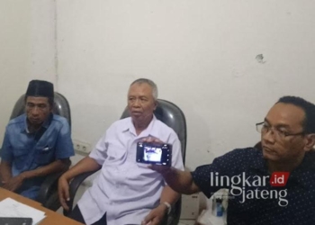 Kasus Polisi Tembak Siswa SMKN 4 Semarang, Keluarga Mengaku Sempat Diminta Ikhlaskan Korban 27 Juru bicara keluarga sekaligus pendamping hukum, Subambang (tengah), bersama paman korban Agung (kanan) dan ayah korban Andik Prabowo (kiri) saat konferensi pers pada Selasa, 3 Desember 2024. (Rizky Syahrul Al-Fath/Lingkarjateng.id)