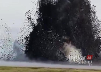 Kawah Oro-oro Kesongo di Desa Gabusan, Kecamatan Jati, Kabupaten Blora, saat kembali meletus dan semburkan lumpur hitam setinggi 20 meter pada Selasa, 3 Desember 2024. (Dok. Pribadi/Lingkarjateng.id)