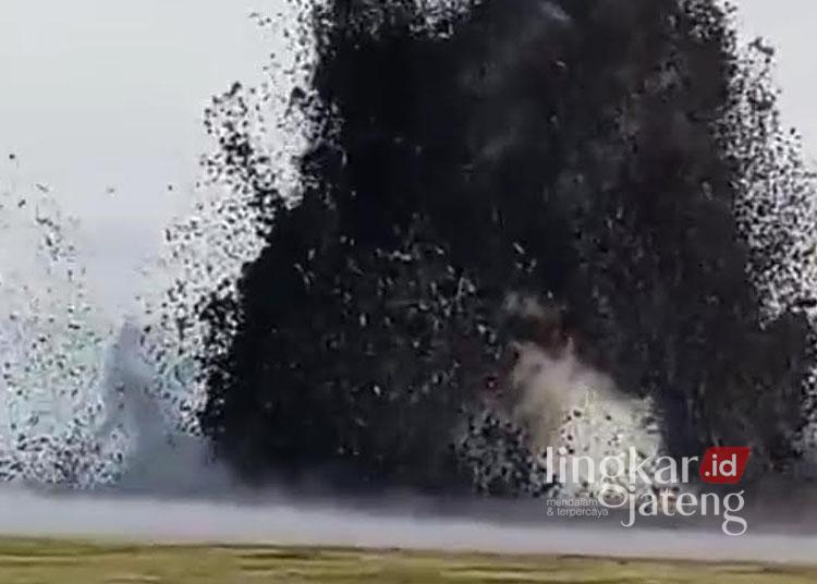 Kawah Oro-oro Kesongo di Desa Gabusan, Kecamatan Jati, Kabupaten Blora, saat kembali meletus dan semburkan lumpur hitam setinggi 20 meter pada Selasa, 3 Desember 2024. (Dok. Pribadi/Lingkarjateng.id)