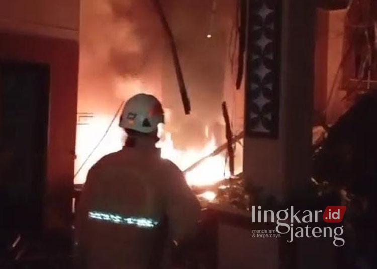 Petugas damkar saat berusaha memadamkan api yang membakar ruangan Gedung DPRD Kabupaten Pekalongan pada Sabtu malam, 21 Desember 2024. (Dok. Pribadi/Lingkarjateng.id)
