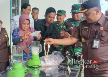 Jajaran Kejaksaan Negeri (Kejari) Salatiga saat memusnahkan barang bukti tindak pidana narkotika pada Selasa, 3 Desember 2024. (Angga Rosa/Lingkarjateng.id)