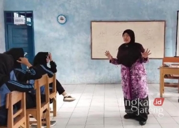 Kepala SMP 1 Muhammadiyah Pati, Lintal Muna, saat mengajar di kelas inklusi baru-baru ini. (Setyo Nugroho/Lingkarjateng.id)