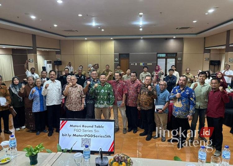 Ketua JMSI Jateng, Agus Sunarko (depan berbatik hijau), dalam kegiatan FGD bertema "Jawa Tengah Menatap Era Baru" di salah satu hotel Semarang pada Senin, 16 Desember 2024. (Dok. Lingkarjateng.id)