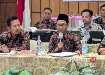 Ketua KPU Rembang M Ika Iqbal Fahmi (pegang mikrofon) dalam sebuah kegiatan di Rembang, baru-baru ini.