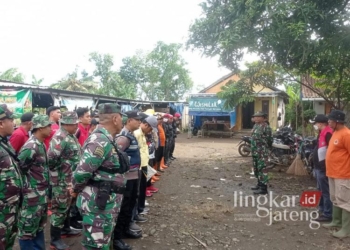 Anggota Koramil 10/Dukuhseti Kodim 0718/Pati bersama sejumlah pihak saat menggelar karya bakti pembersihan sampah di Pasar Tradisional Ngasem yang berlokasi di Desa Dukuhseti, Kecamatan Dukuhseti, Kabupaten Pati, pada Rabu, 11 Desember 2024. (Dok. HMS/Lingkarjateng.id)