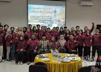 JAYALAH SELALU: Para jajaran petinggi Lingkar Media Group foto bersama seluruh peserta “Refleksi 2024 Lingkar Media Group” di salah satu hotel berbintang yang ada di Gejayan, Yogyakarta, pada Jumat malam, 6 Desember 2024. (Rizky Riawan/Lingkarjateng.id)