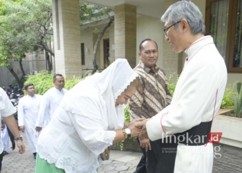 Wali Kota Semarang, Hevearita Gunaryanti Rahayu, saat berjabat tangan dengan Vikaris Jenderal Keuskupan Agung Semarang, Romo Fransiskus Xaverius Sugiyana, dalam kunjungan momen natal pada Rabu, 25 Desember 2024. (Dok. Pemkot Semarang/Lingkarjateng.id)