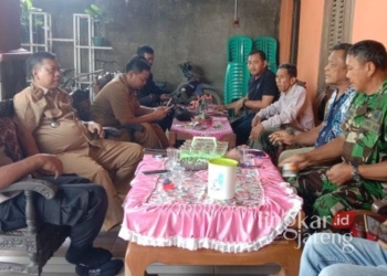 Forkompincam Ngawen, Kabupaten Blora, saat melakukan mediasi terkait dugaan pungli bantuan rice cooker di Desa Sarimulyo baru-baru ini. (Dok. Pribadi/Lingkarjateng.id)